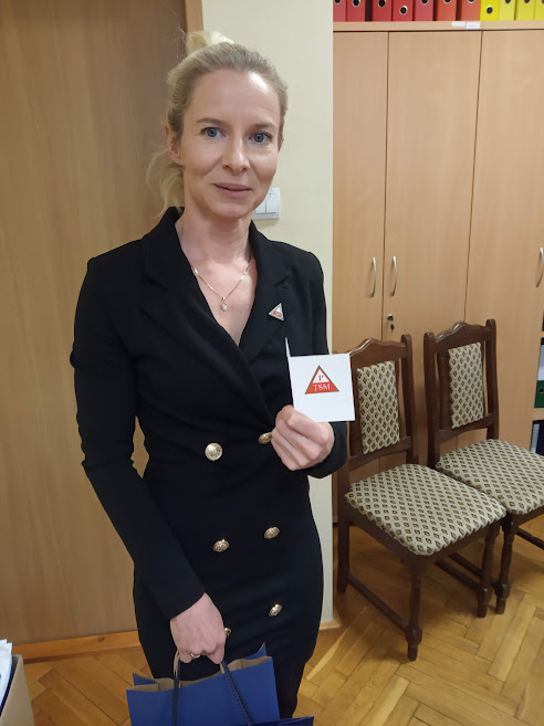 Na zdjęciu jest Pani Bogusława Kubica po uhonorowaniu Srebrną Odznaką PTSM.
