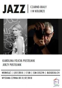 Plakat przedstawia zdjęcia portretowe autorów wystawy Karolinę i Jerzego Pustelników. w dolenj części znajdują się informacje odtyczące szcegółów wystawy.