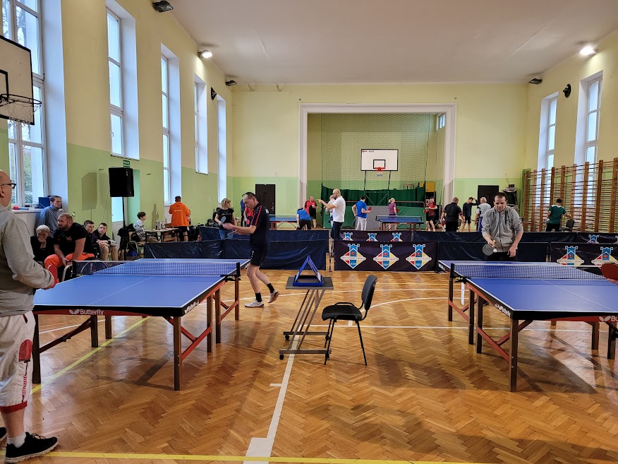 Turniej w tenisie stołowym osób z niepełnosprawnościami na sali Szkolnego Schroniska Młodzieżowego.